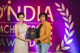 Bollywood Actress Diya Mirza felicitated Ar. Ronjeta Prasad Gavandi with India Achievers Award 2019